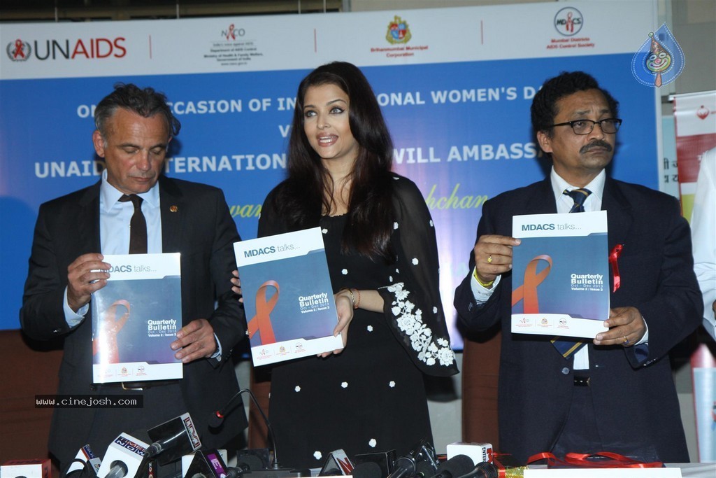 Aishwarya Rai at UNAIDS Event - 39 / 82 photos