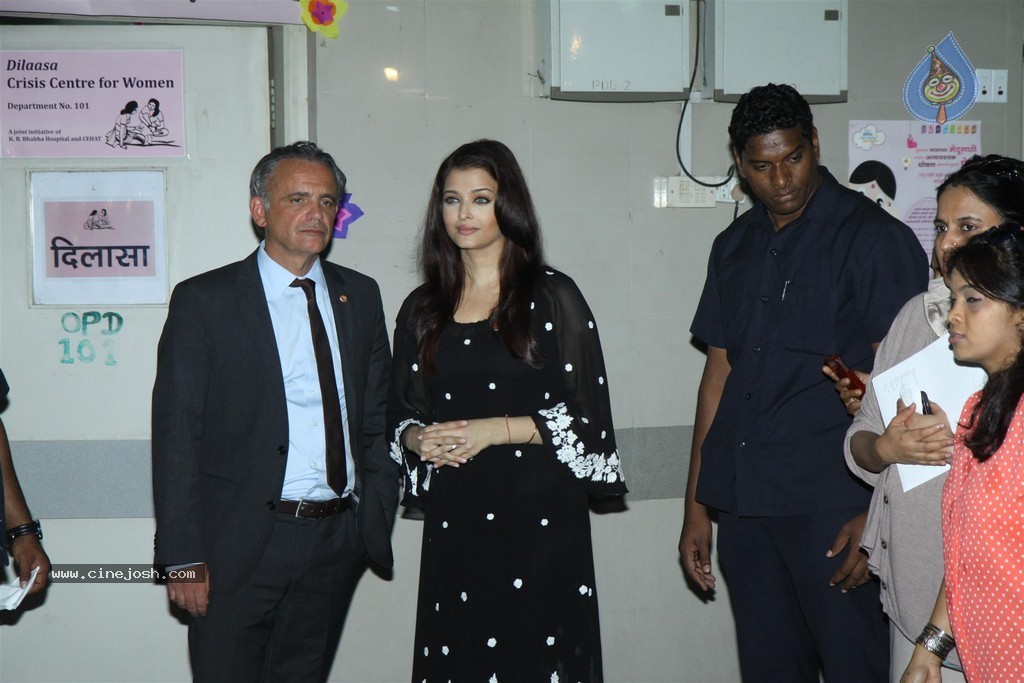 Aishwarya Rai at UNAIDS Event - 68 / 82 photos