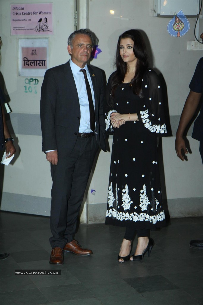 Aishwarya Rai at UNAIDS Event - 73 / 82 photos