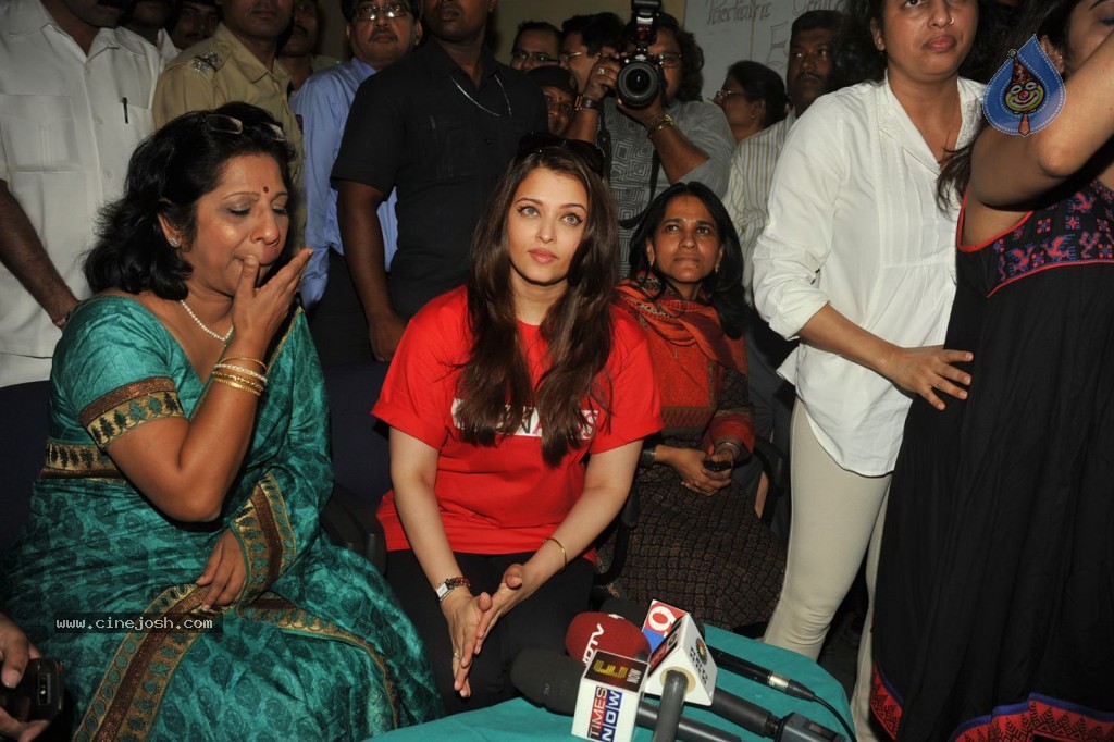 Aishwarya Rai at World AIDS day Event - 4 / 32 photos