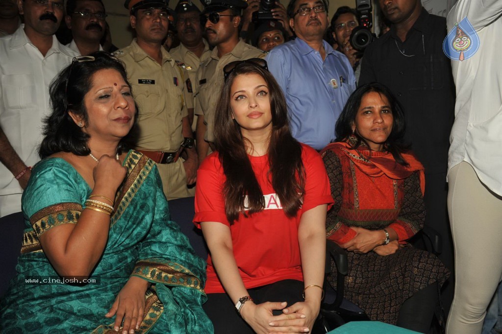 Aishwarya Rai at World AIDS day Event - 6 / 32 photos