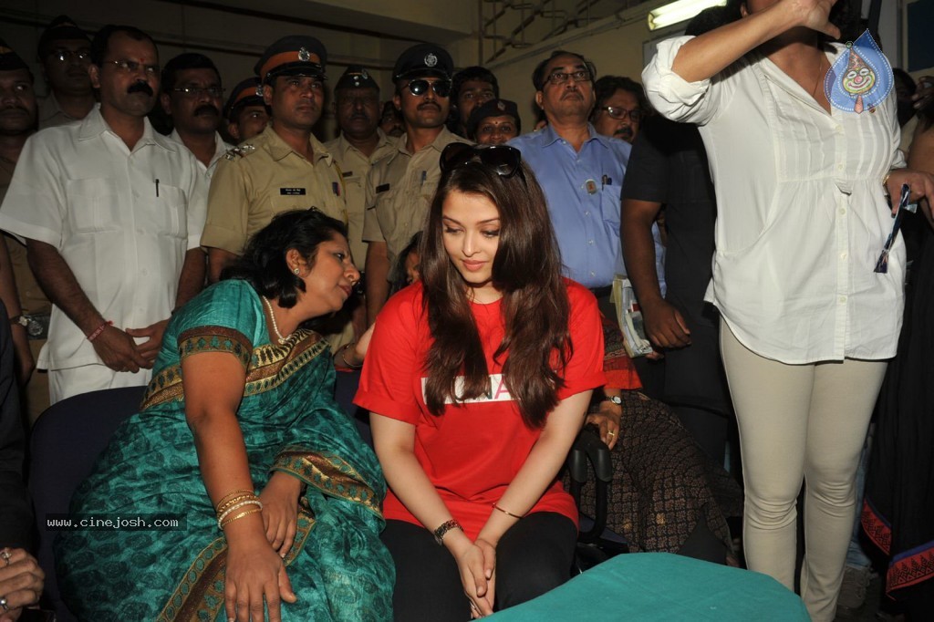 Aishwarya Rai at World AIDS day Event - 7 / 32 photos