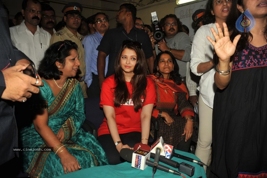 Aishwarya Rai at World AIDS day Event - 9 / 32 photos