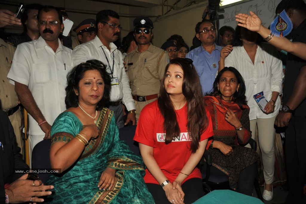 Aishwarya Rai at World AIDS day Event - 11 / 32 photos