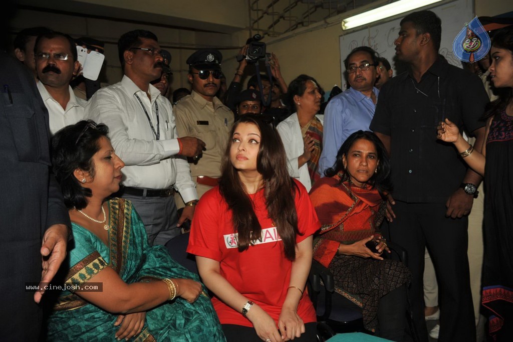 Aishwarya Rai at World AIDS day Event - 18 / 32 photos