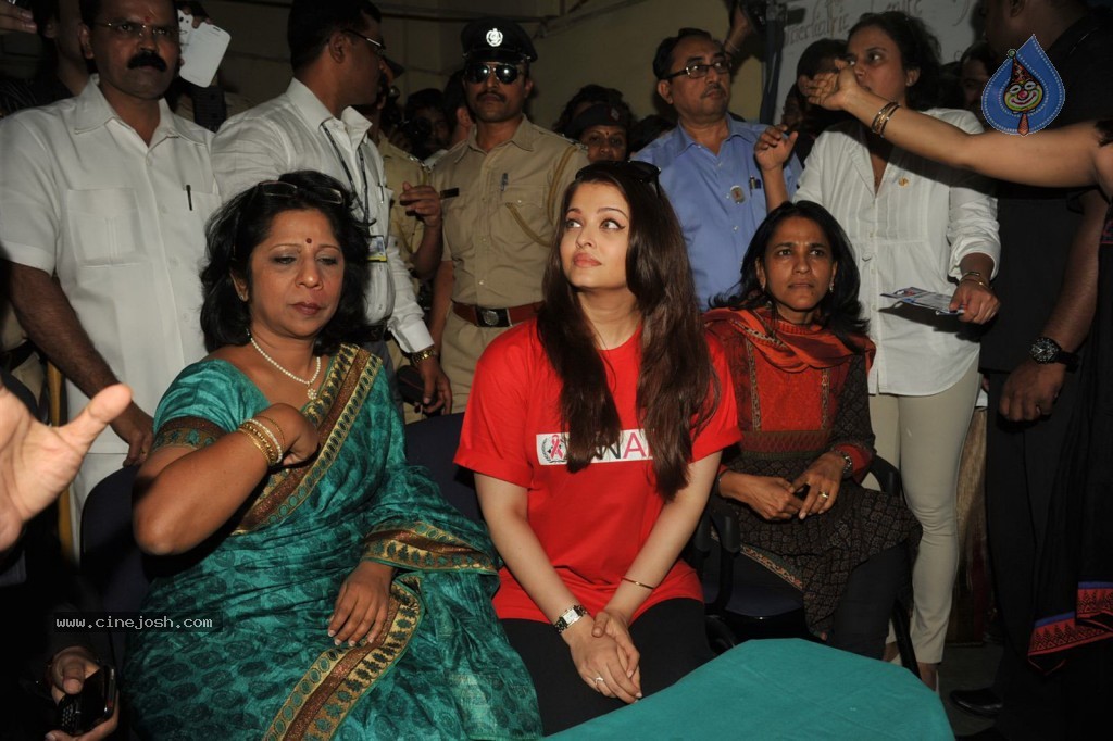Aishwarya Rai at World AIDS day Event - 21 / 32 photos