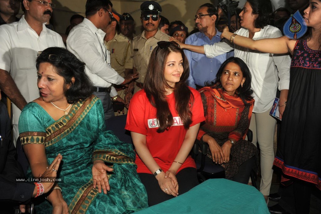 Aishwarya Rai at World AIDS day Event - 22 / 32 photos