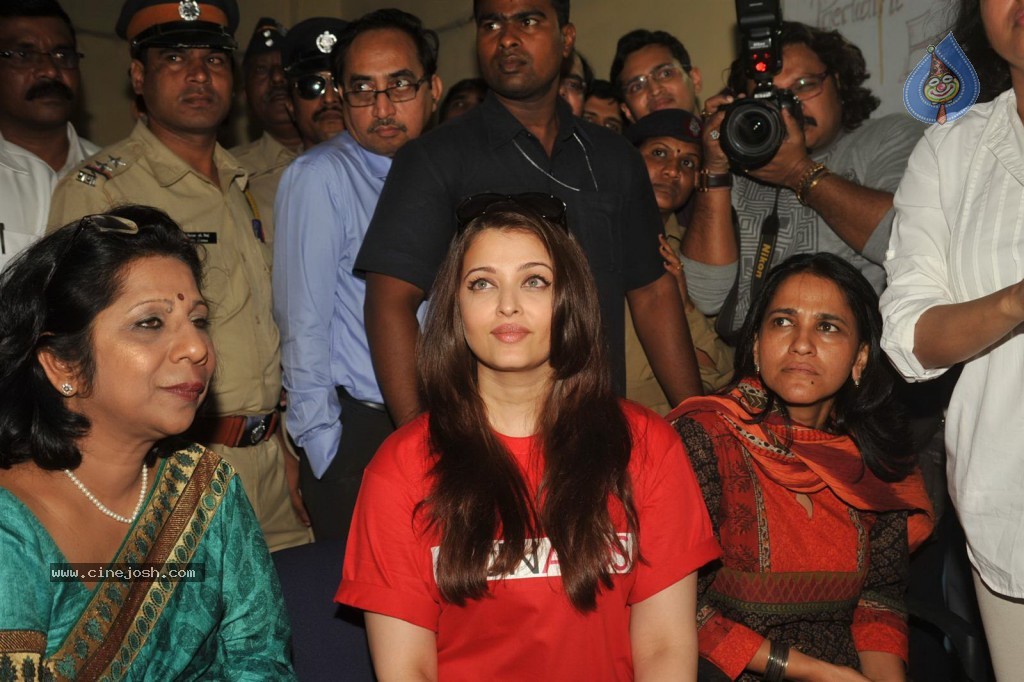 Aishwarya Rai at World AIDS day Event - 24 / 32 photos