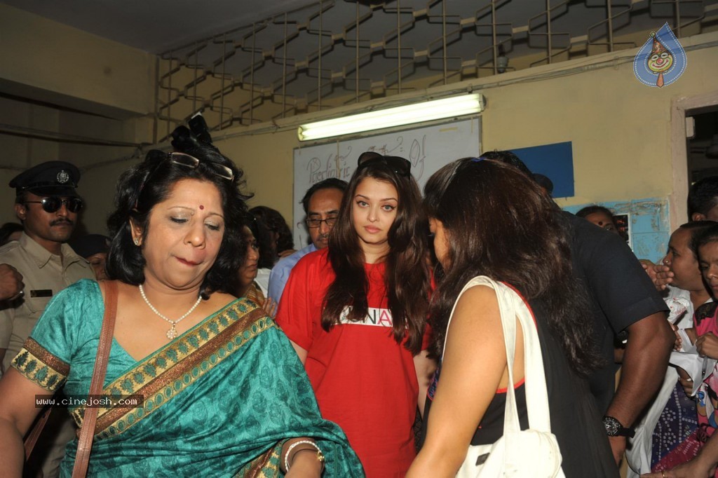 Aishwarya Rai at World AIDS day Event - 26 / 32 photos