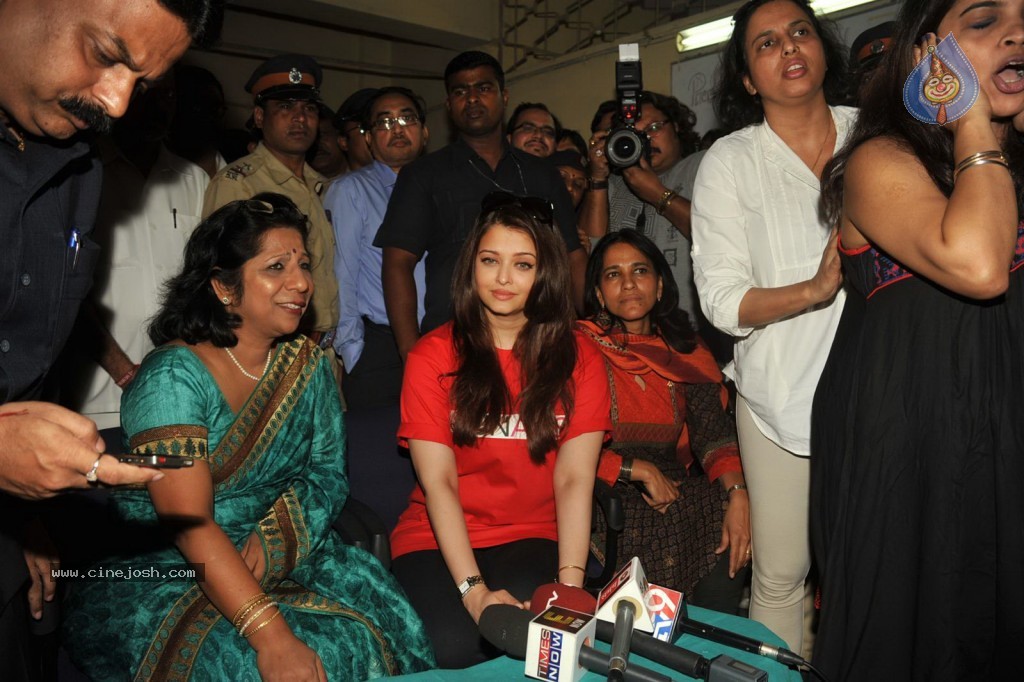 Aishwarya Rai at World AIDS day Event - 28 / 32 photos