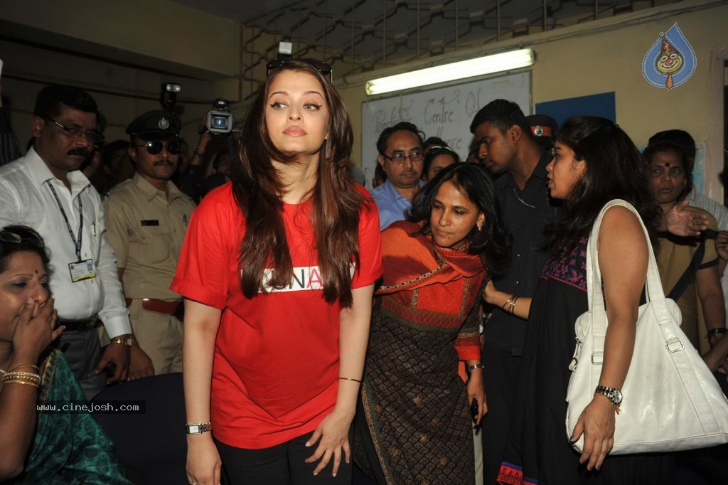 Aishwarya Rai at World AIDS day Event - 31 / 32 photos