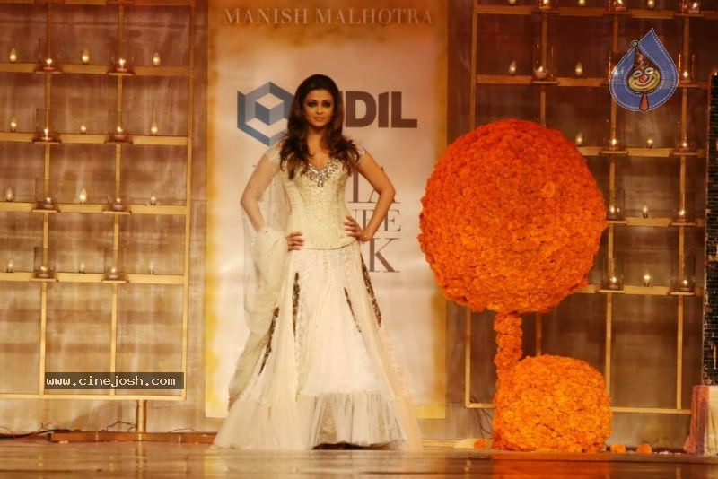 Aishwarya Rai Hot Ramp Walk at HDIL India Couture Week - 2 / 79 photos