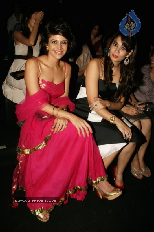 Aishwarya Rai Hot Ramp Walk at HDIL India Couture Week - 7 / 79 photos