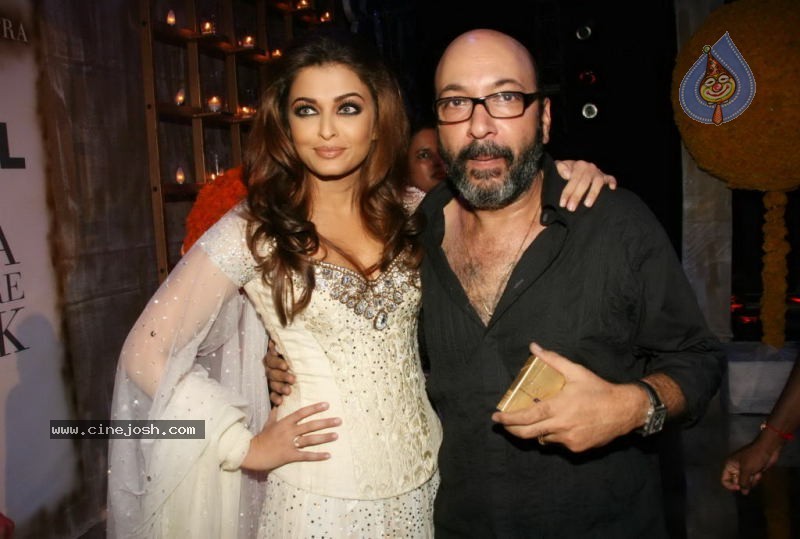 Aishwarya Rai Hot Ramp Walk at HDIL India Couture Week - 10 / 79 photos