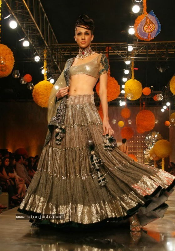 Aishwarya Rai Hot Ramp Walk at HDIL India Couture Week - 18 / 79 photos