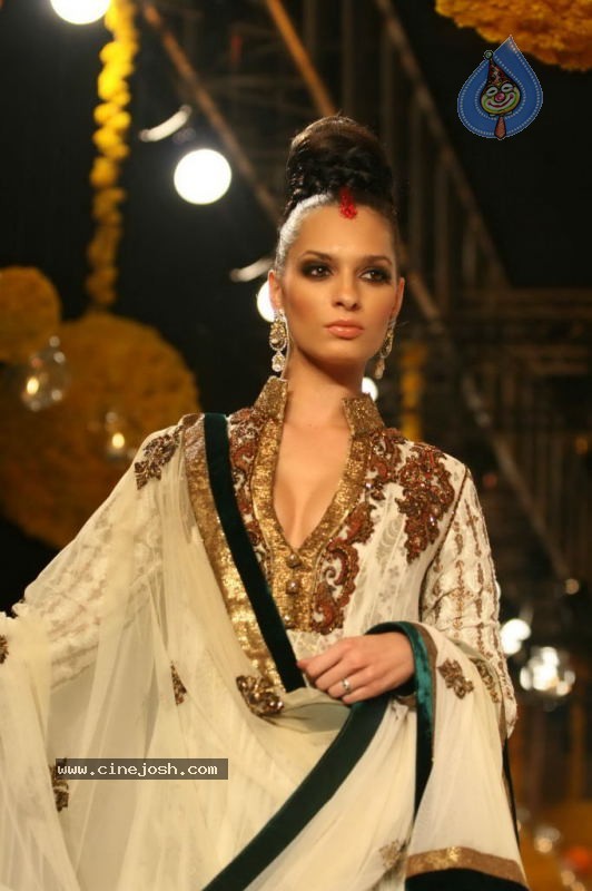 Aishwarya Rai Hot Ramp Walk at HDIL India Couture Week - 19 / 79 photos