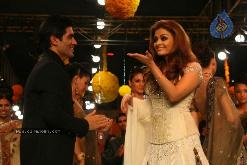 Aishwarya Rai Hot Ramp Walk at HDIL India Couture Week - 23 / 79 photos