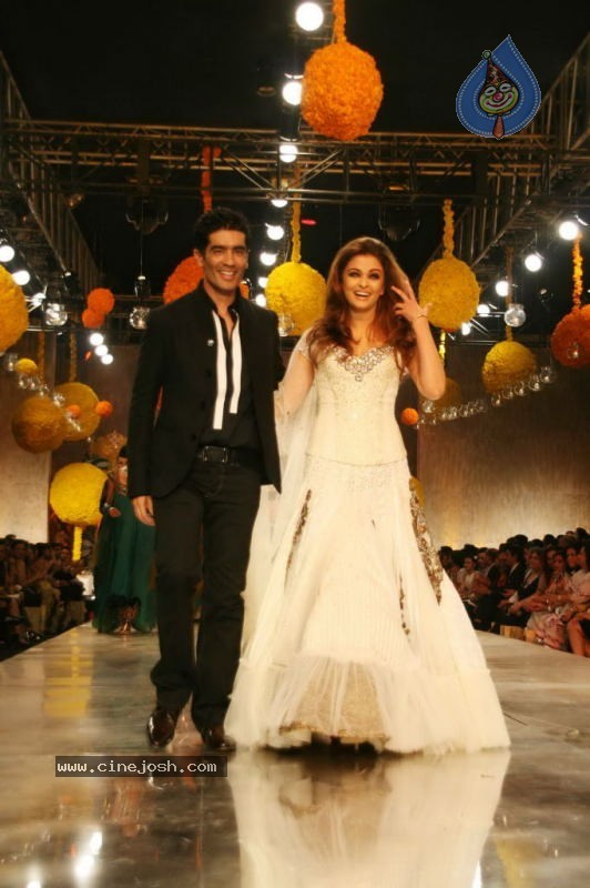 Aishwarya Rai Hot Ramp Walk at HDIL India Couture Week - 25 / 79 photos