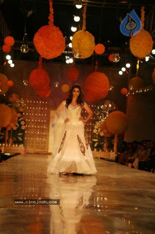 Aishwarya Rai Hot Ramp Walk at HDIL India Couture Week - 29 / 79 photos