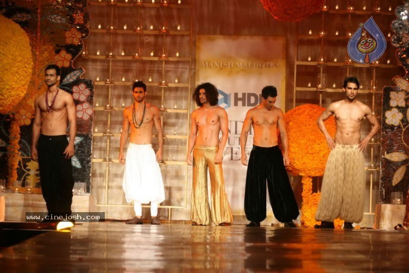 Aishwarya Rai Hot Ramp Walk at HDIL India Couture Week - 43 / 79 photos
