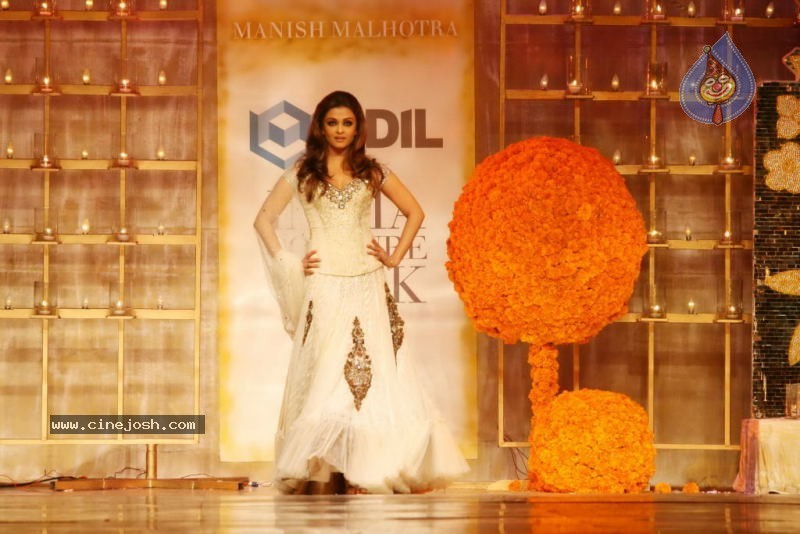 Aishwarya Rai Hot Ramp Walk at HDIL India Couture Week - 53 / 79 photos