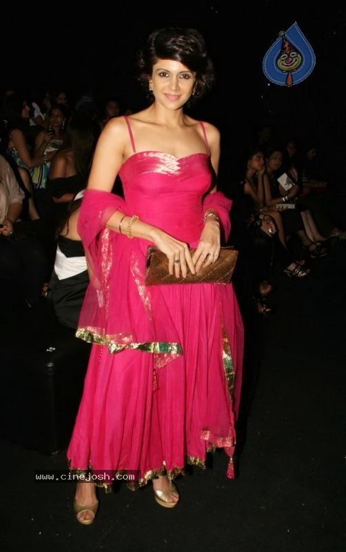 Aishwarya Rai Hot Ramp Walk at HDIL India Couture Week - 69 / 79 photos