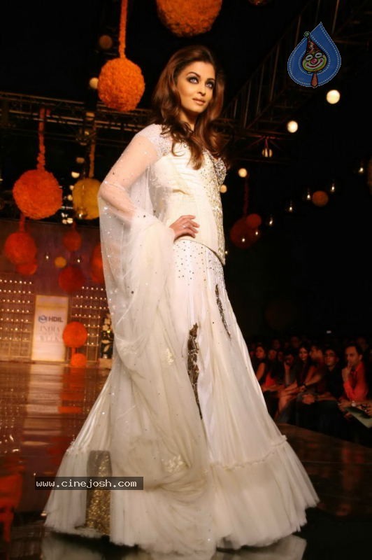 Aishwarya Rai Hot Ramp Walk at HDIL India Couture Week - 75 / 79 photos