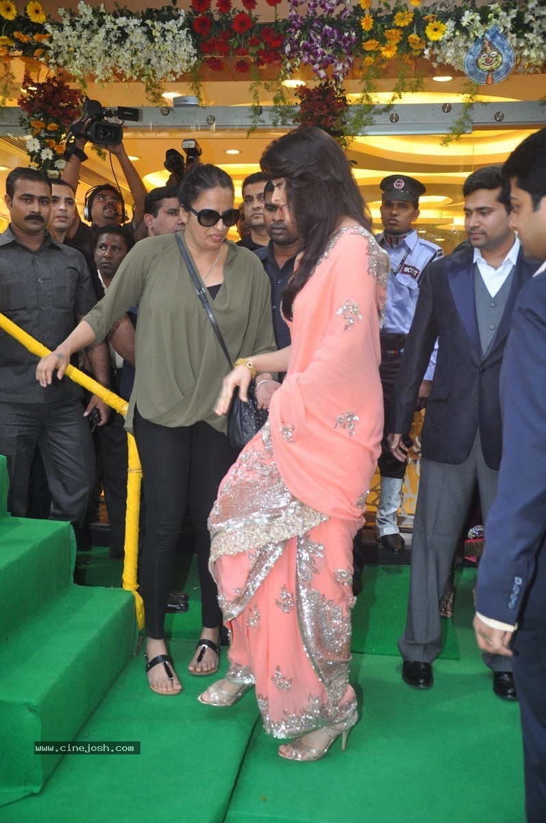 Aishwarya Rai Inaugurates new Branch of Kalyan Jewellers - 24 / 44 photos