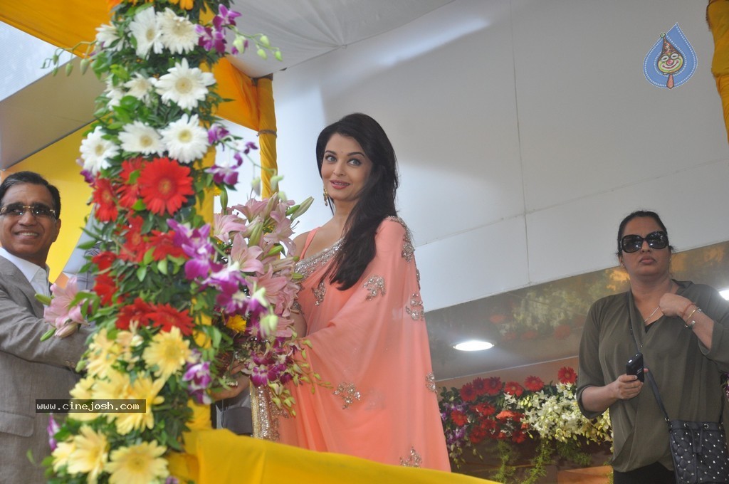 Aishwarya Rai Inaugurates new Branch of Kalyan Jewellers - 33 / 44 photos