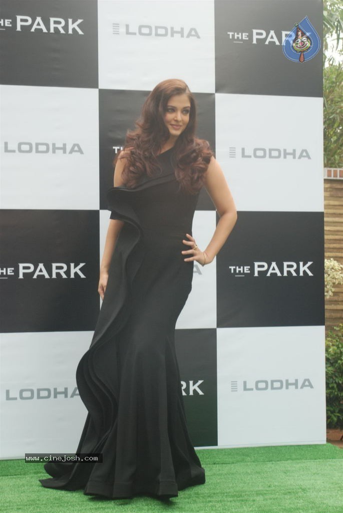 Aishwarya Rai Launches The Park - 9 / 81 photos