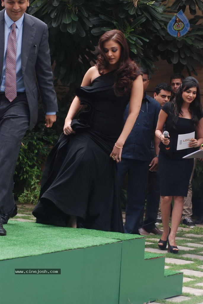 Aishwarya Rai Launches The Park - 11 / 81 photos