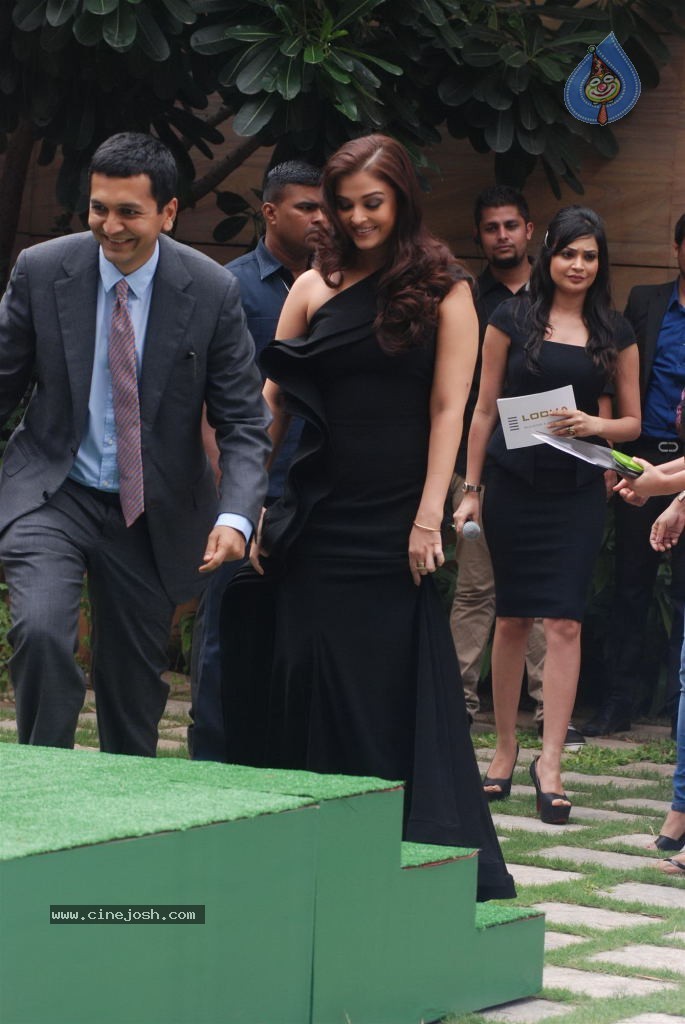 Aishwarya Rai Launches The Park - 24 / 81 photos