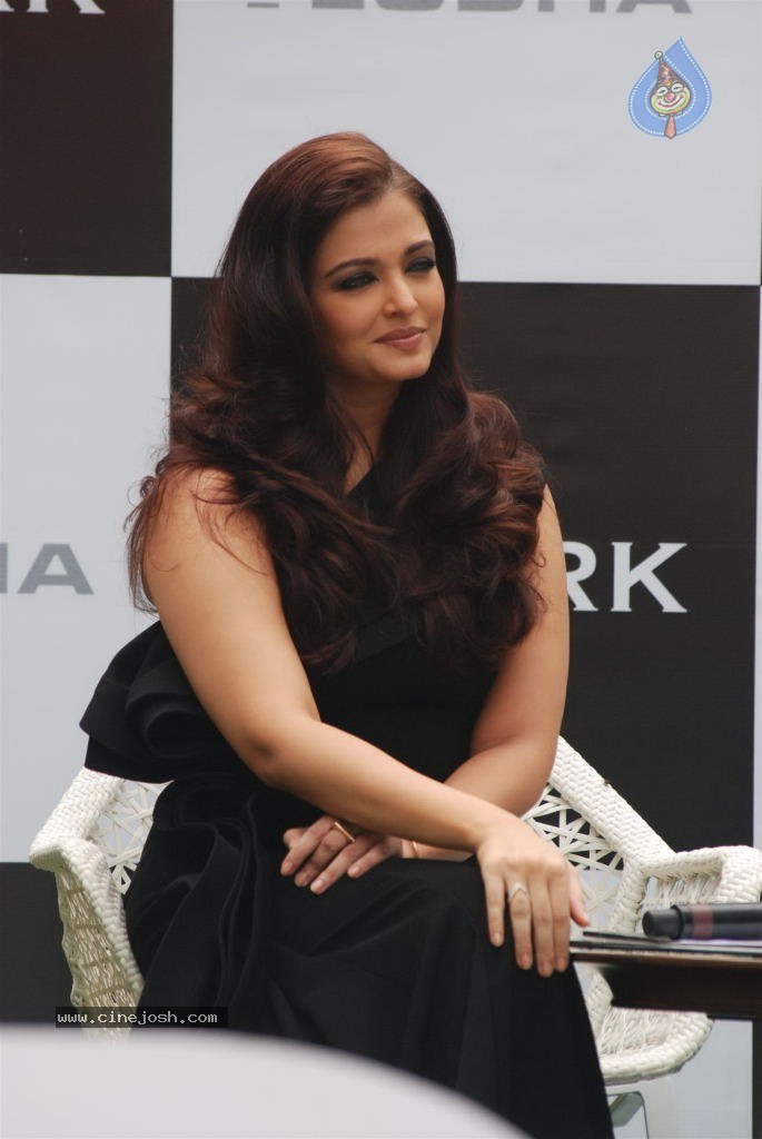 Aishwarya Rai Launches The Park - 32 / 81 photos