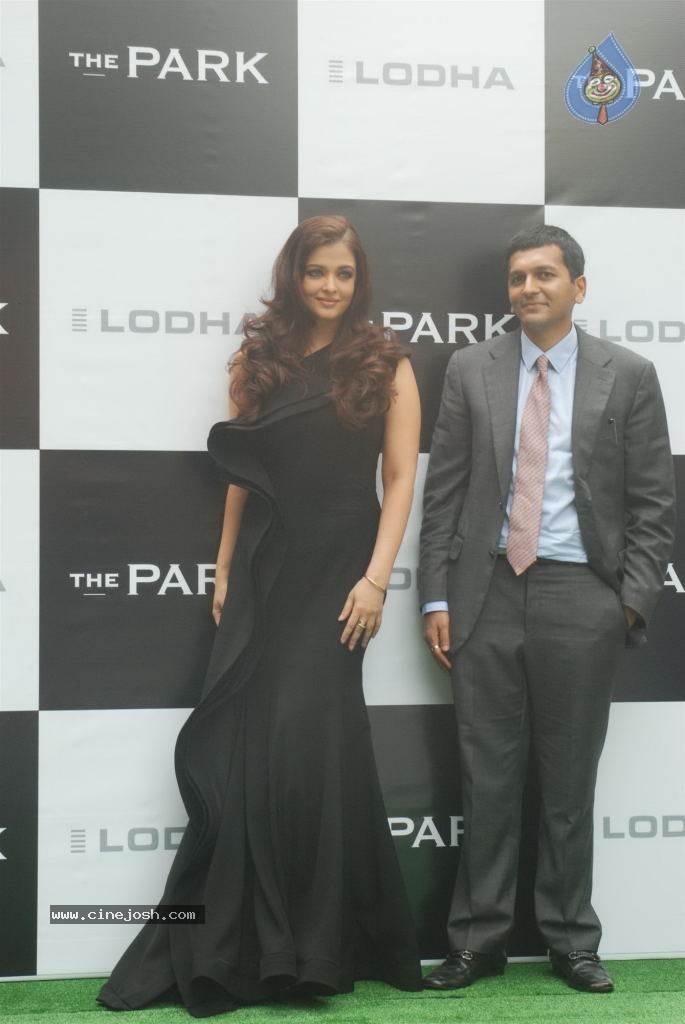 Aishwarya Rai Launches The Park - 43 / 81 photos