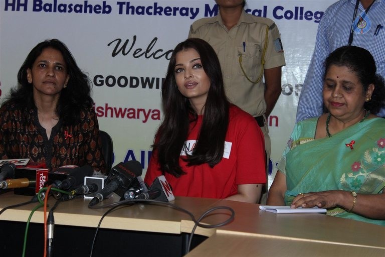 Aishwarya Rai Visites Cooper Hospital - 1 / 26 photos