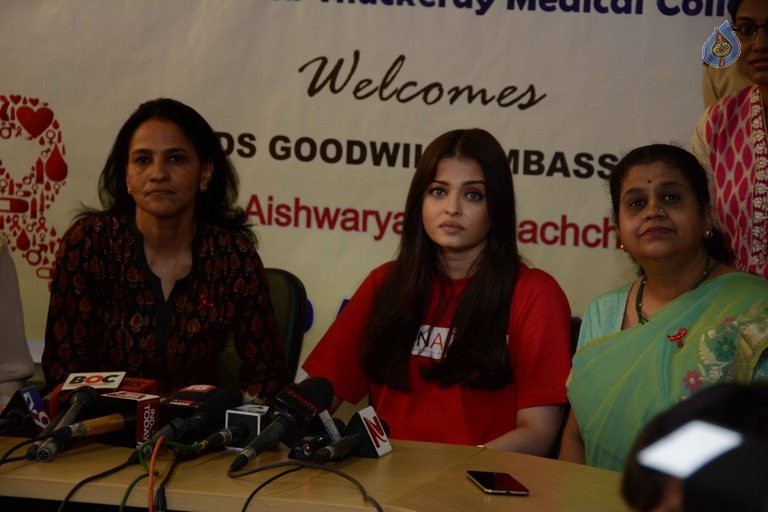 Aishwarya Rai Visites Cooper Hospital - 4 / 26 photos