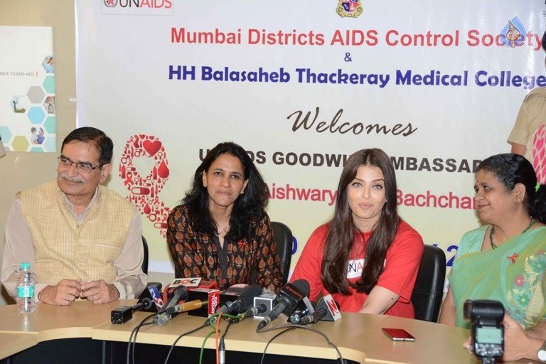 Aishwarya Rai Visites Cooper Hospital - 9 / 26 photos