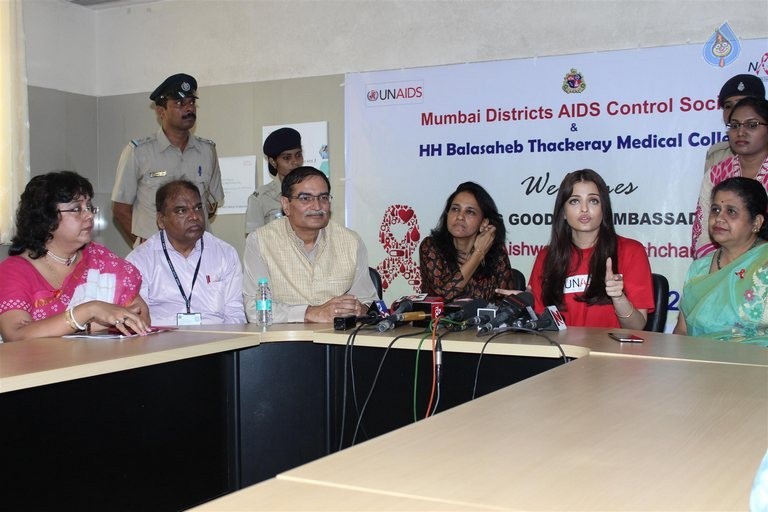 Aishwarya Rai Visites Cooper Hospital - 16 / 26 photos