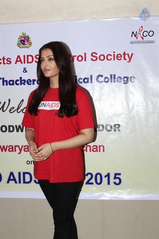 Aishwarya Rai Visites Cooper Hospital - 19 / 26 photos