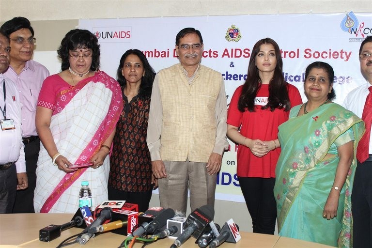 Aishwarya Rai Visites Cooper Hospital - 23 / 26 photos