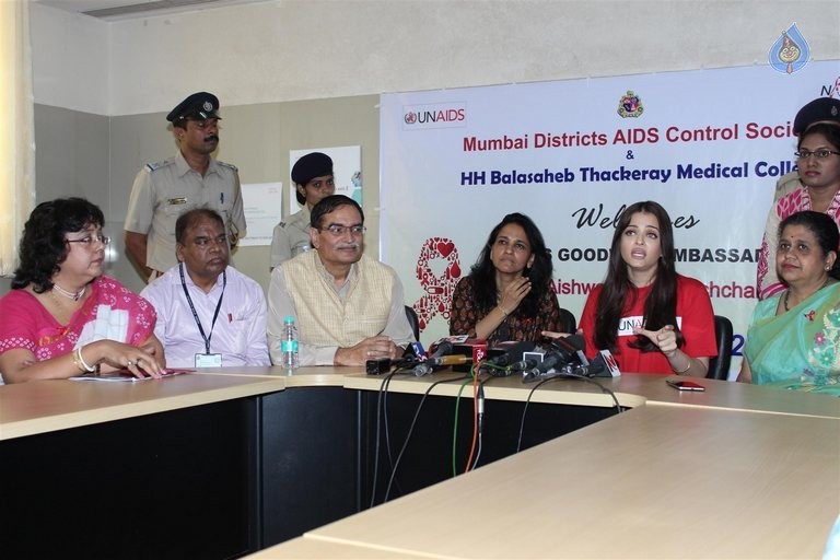 Aishwarya Rai Visites Cooper Hospital - 25 / 26 photos