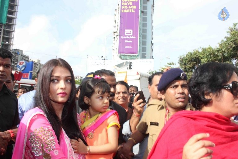 Aishwarya Rai Visits Siddivinayak Temple - 1 / 11 photos