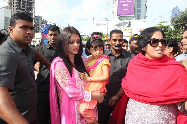 Aishwarya Rai Visits Siddivinayak Temple - 2 / 11 photos