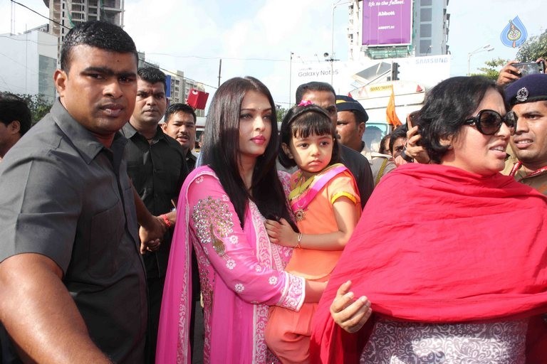 Aishwarya Rai Visits Siddivinayak Temple - 3 / 11 photos