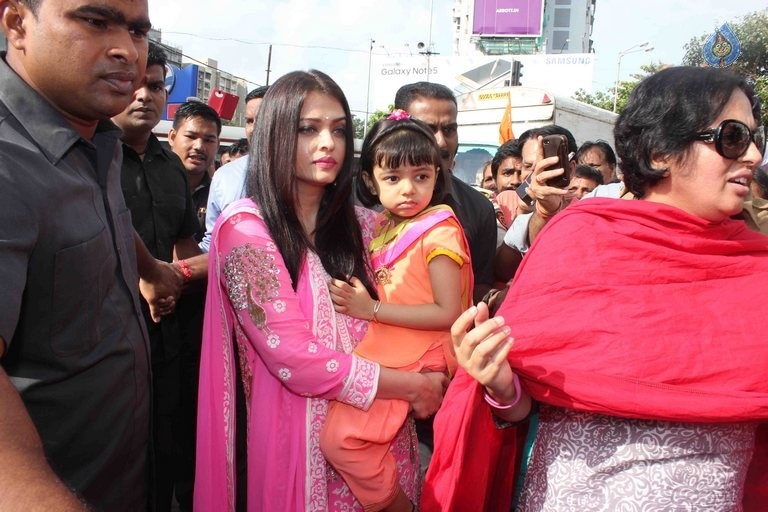 Aishwarya Rai Visits Siddivinayak Temple - 5 / 11 photos