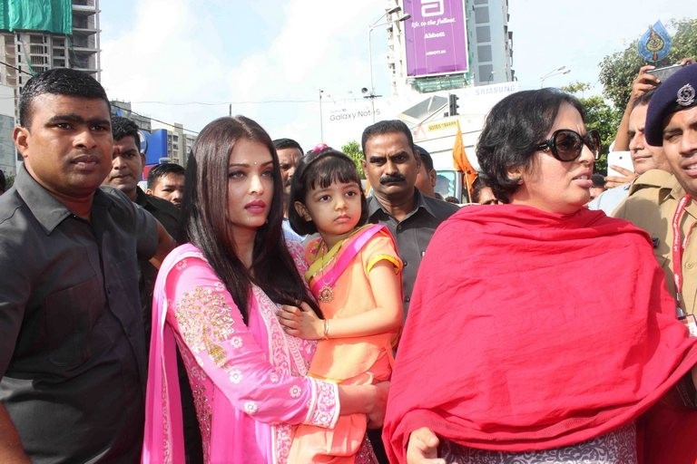 Aishwarya Rai Visits Siddivinayak Temple - 6 / 11 photos