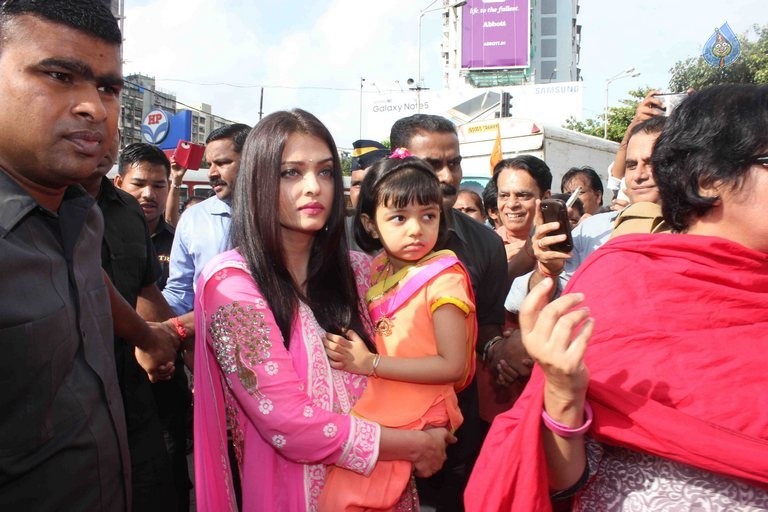 Aishwarya Rai Visits Siddivinayak Temple - 7 / 11 photos