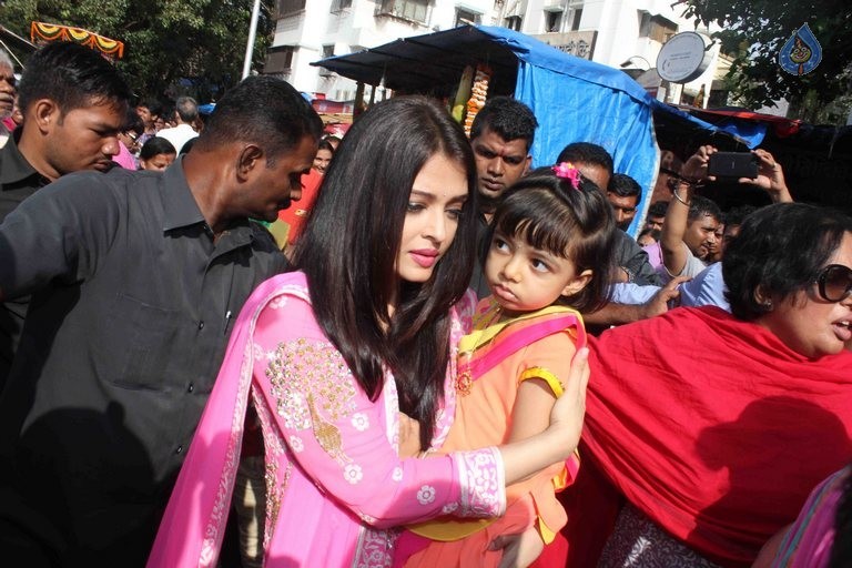 Aishwarya Rai Visits Siddivinayak Temple - 10 / 11 photos
