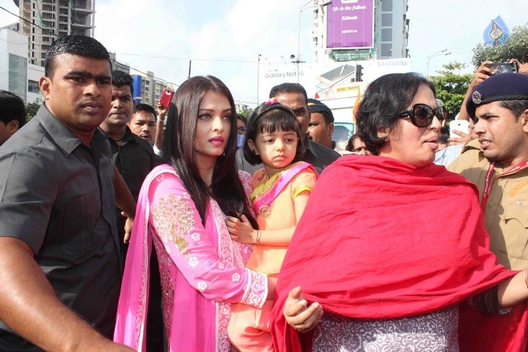 Aishwarya Rai Visits Siddivinayak Temple - 11 / 11 photos