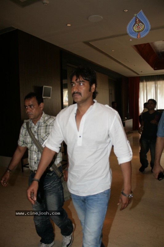 Ajay Devgan,Konkona Sen At Atithi Tum Kab Jaaoge Movie Logo Launch - 12 / 17 photos